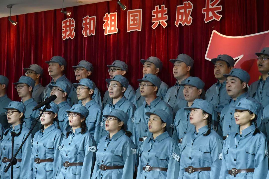 可爱女孩参加宴会