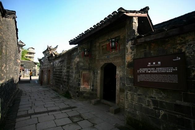 逃离废弃高校