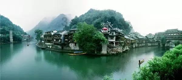逃离残破的船只